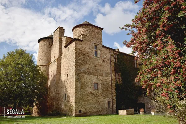 Randonnée dans la tiédeur de fin d’après-midi Château de Taurines Naucelle
