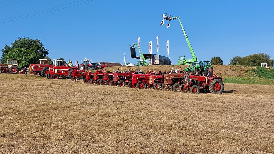 Rassemblement des Tracteurs Rouges Salle des fêtes Folles