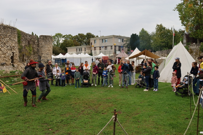 Reconstitution d&rsquo;un campement militaire médiéval, Douves Château de Beynes, Beynes