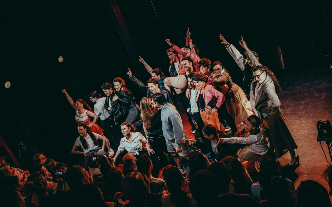Recrutement staff & équipe artistique – Comédie musicale à Paris (2026/2027) Studio Bleu Paris