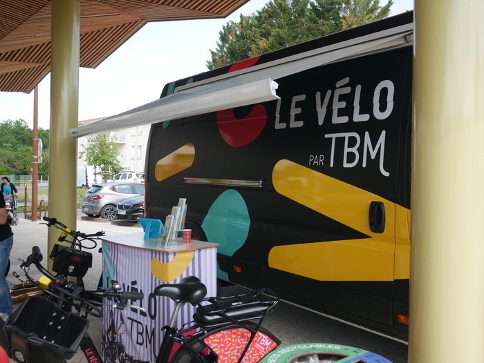 Stand des mobilités avec Bordeaux Métropole et TBM, Maison écocitoyenne, Bordeaux