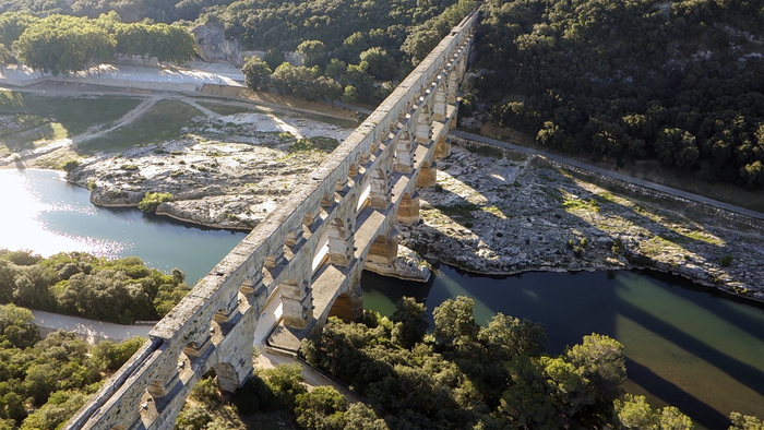 Traversée commentée de la canalisation du pont du Gard, Pont du Gard, Vers-Pont-du-Gard