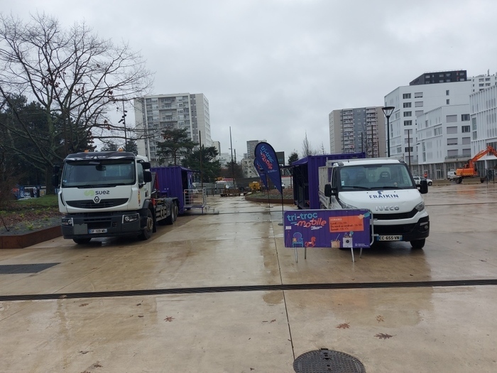 Tri-troc mobile Place Jean Normand, devant le conservatoire Rennes