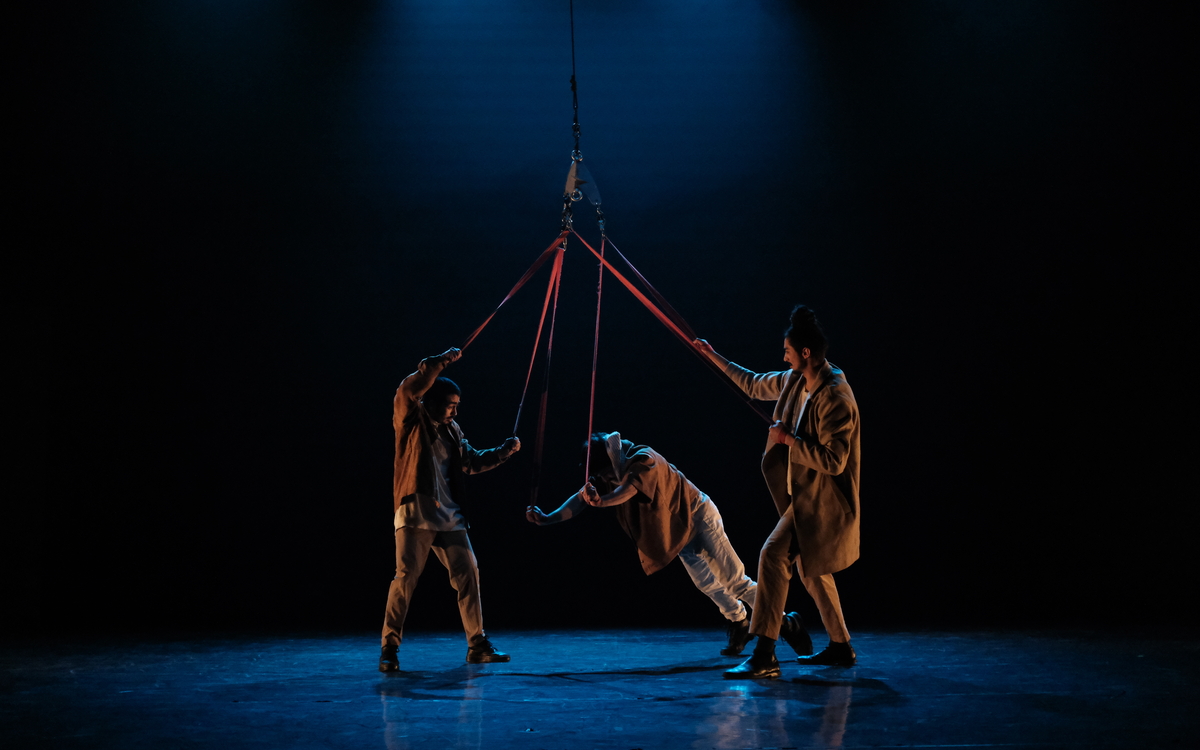 Un spectacle de sangles aériennes sous chapiteau Village de cirque Paris