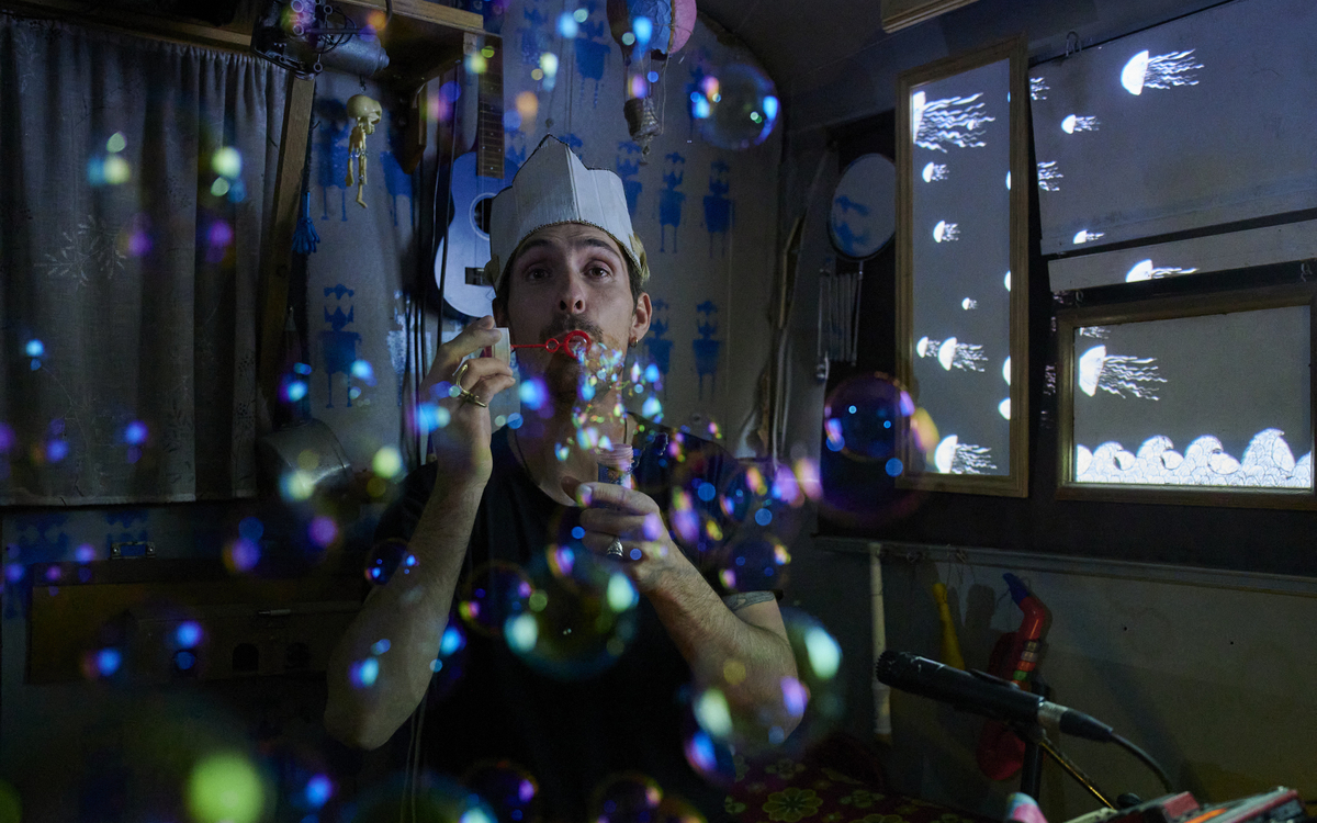 Un spectacle en caravane transformée en micro-cinéma Village de cirque  Paris