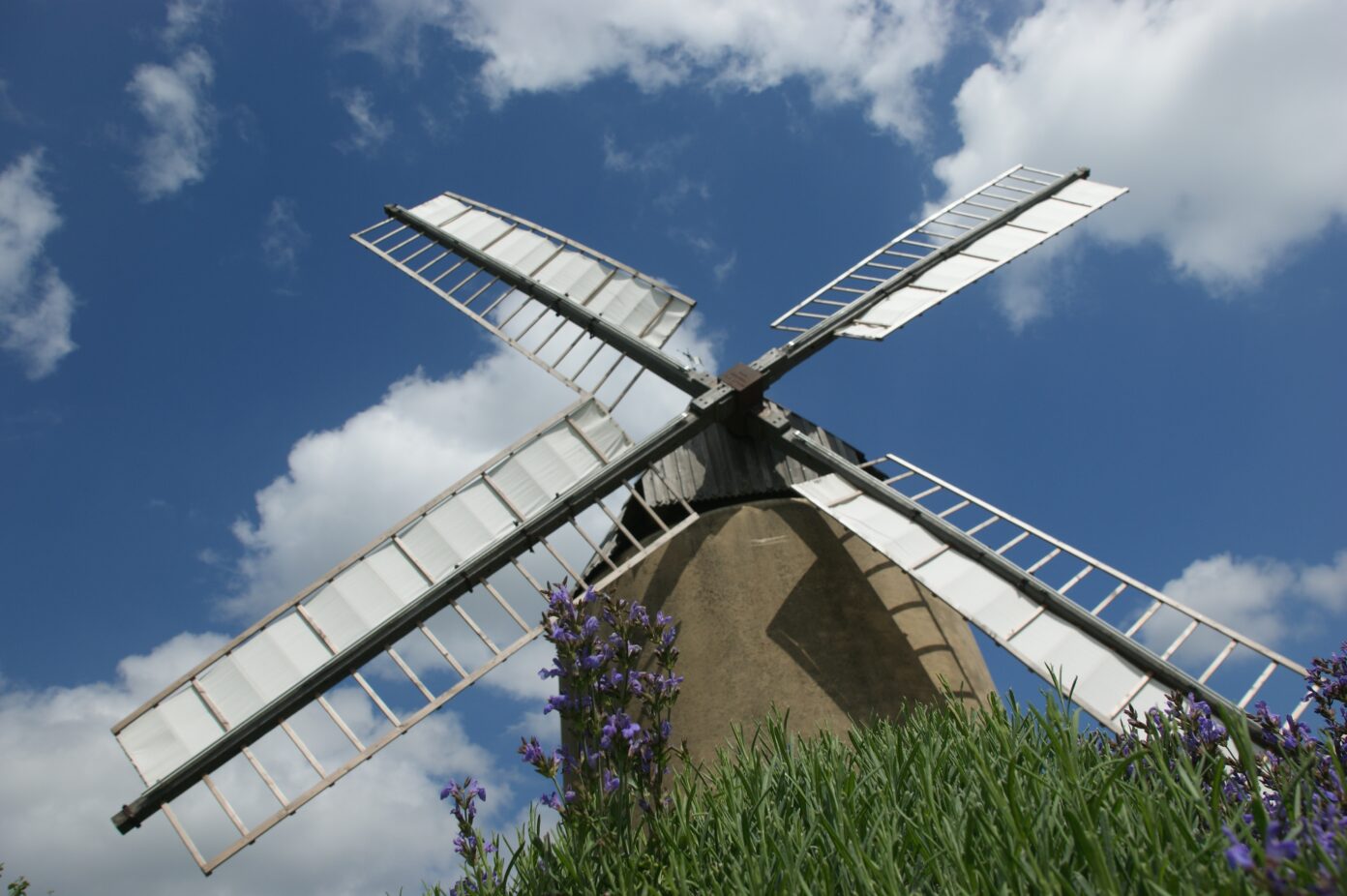 VENEZ DÉCOUVRIR L’HISTOIRE DU VILLAGE ET LA FABRICATION DE FARINE AU MOULIN À VENT. Montbrun-Lauragais
