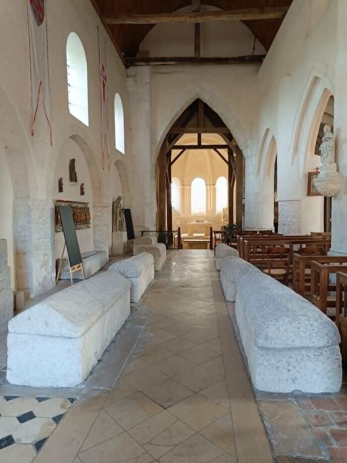 Venez visiter une église abritant huit sarcophages mérovingiens, Église Saint-Pierre, Isle-Aumont