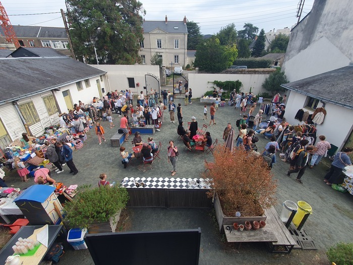 Vide-grenier dans la cour du 5 rue du Ballet à St-Félix Nouveau Studio Théâtre Nantes