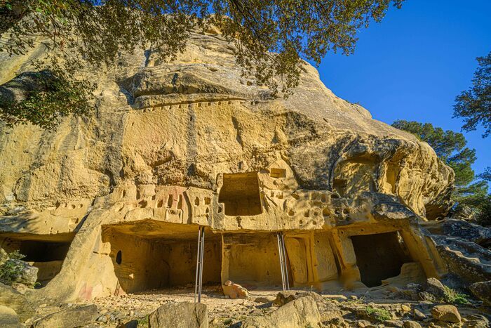 Visite commentée dans le site troglodytique médiéval de Calès, Le site de Calès, Lamanon