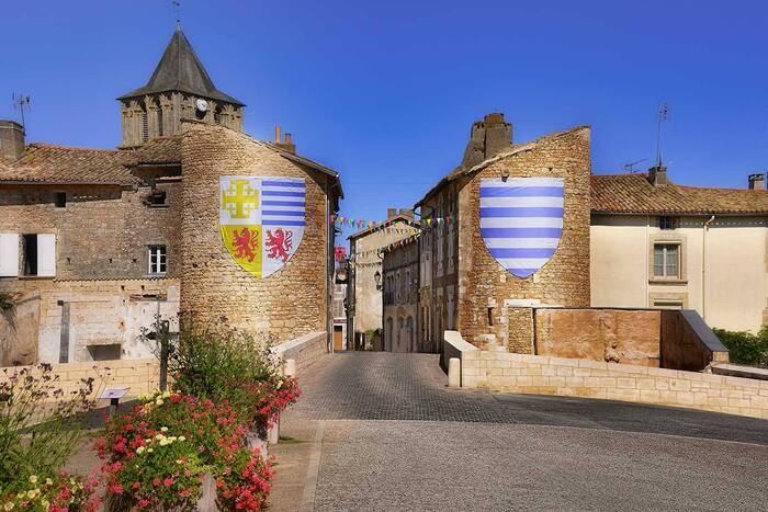 Visite commentée de la cité médiévale et de l’église, Office de tourisme, Lusignan