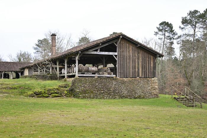 Visite commentée d’un ancien atelier de distillation de la gemme récemment rénové, Ancien atelier de produits résineux de Luxey, Luxey