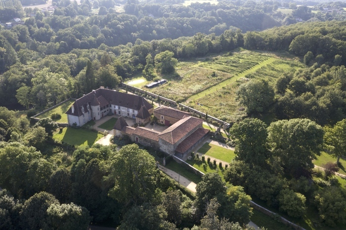 Visite commentée d'un château du XVIe siècle meublé et dégustation de framboises Château de Losmonerie Aixe-sur-Vienne
