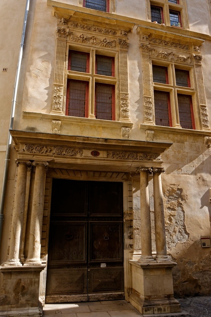 Visite commentée : « Le patrimoine masqué ou oublié », Place du Chapitre, Nîmes