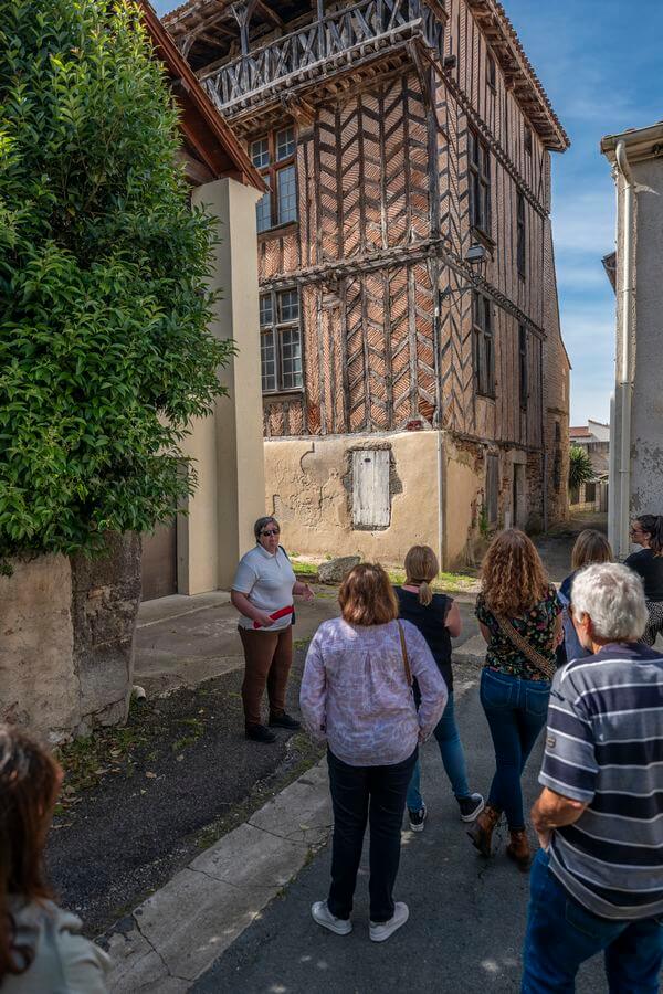 Visite de Clairac entre Guyenne et Gascogne Place de La Halle Clairac