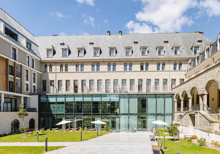 Visite de la résidence de l’Adoration | Anciennement “hôtel des Demoiselles” puis “collège de l’Adoration”, L’Adoration – Résidence services Seniors Les Jardins d’Arcadie, Rennes
