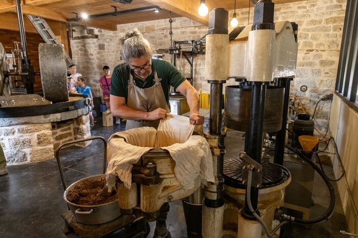 Visite-dégustation d'une pressée d'huile de Noix AOP du Périgord au Moulin de la Vie Contée Le Moulin de La Vie Contée Ligneyrac
