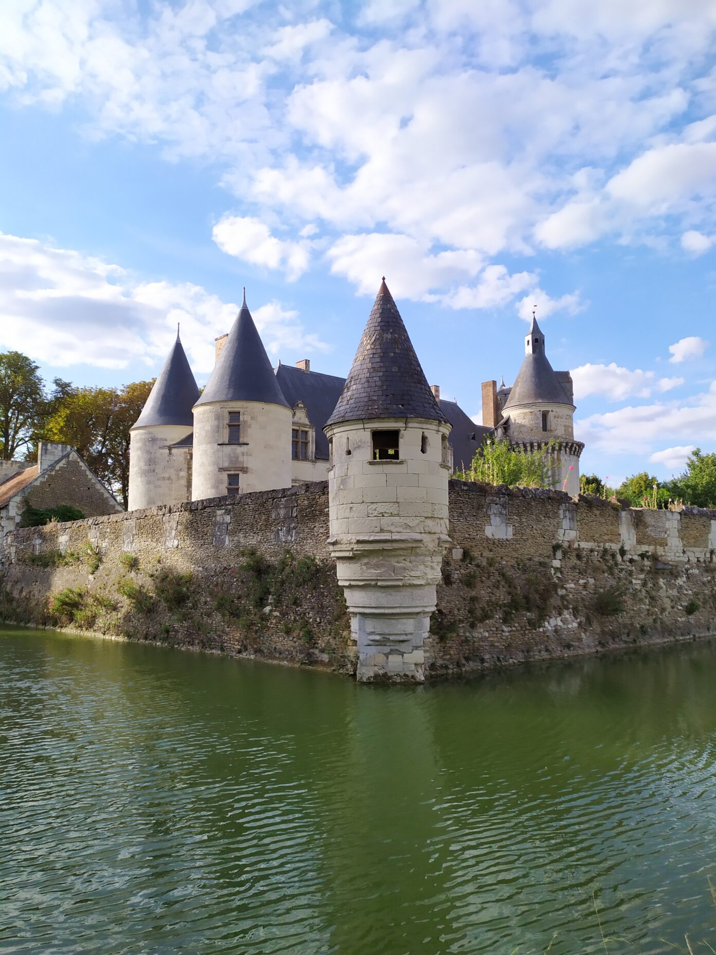 Visite des extérieurs du château de Coussay Château de Coussay Coussay