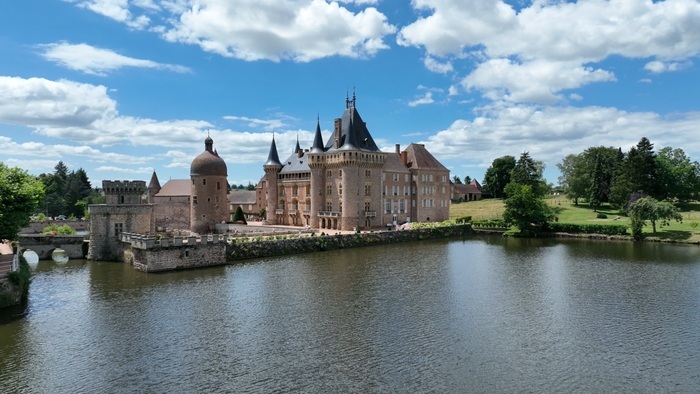 Visite des extérieurs et dépendances du château de La Clayette Château de La Clayette La Clayette