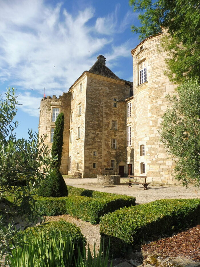Visite des jardins à la française du château, Château de la Reine Margot, Saint-Projet