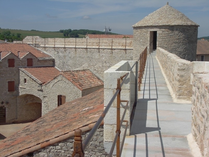 Visite des remparts de La Cavalerie et exposition « Les Monnaies des Croisades », Site templier et hospitalier de La Cavalerie, La Cavalerie