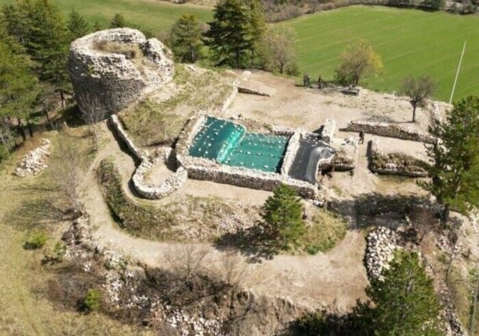 visite du chantier de sauvegarde du château des Flotte, la tour La roche des Arnauds, La Roche-des-Arnauds
