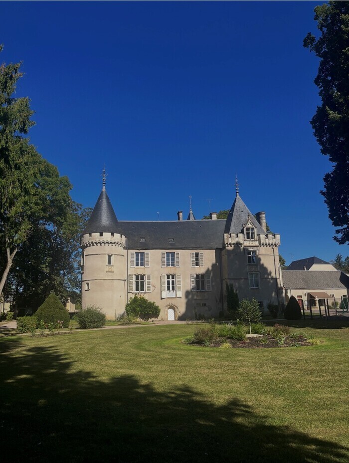 Visite du château de Solange Sand, Château-Mairie, Montgivray