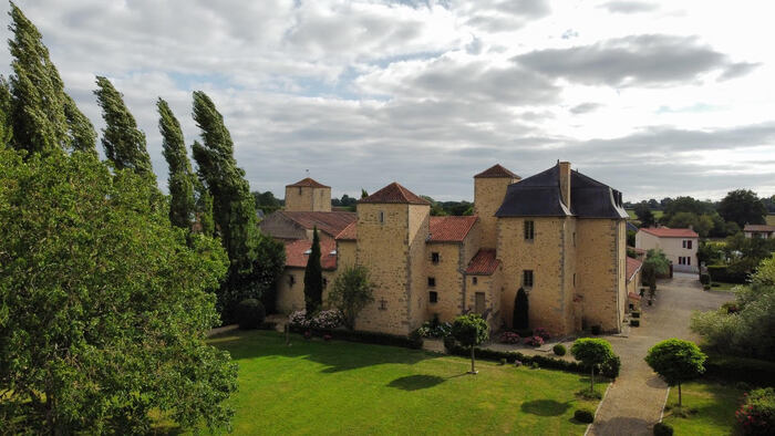 Visite du château, des chapelles et du jardin d’Oroux, Château d’Oroux, Oroux