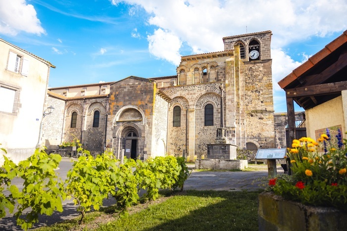 VISITE DU SITE CLUNISIEN : L'ABBAYE DE MOZAC Abbatiale Saint-Pierre de Mozac Mozac