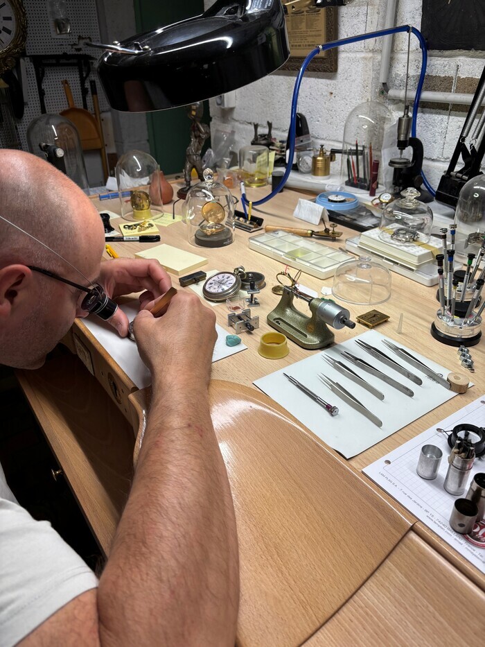Visite d’un atelier d’horlogerie ancienne, Atelier de restauration en horlogerie et mécanique d’art, Allonnes