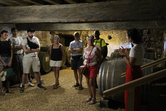 Visite guidée de la cave de vieillissement de Calvados du manoir Manoir de Courboyer Perche en Nocé