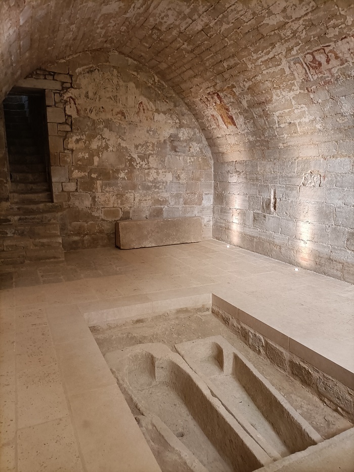 Visite guidée de la crypte de l’abbaye Saint-Amant, Abbaye Saint-Amant – Espace d’architecture romane, Saint-Amant-de-Boixe