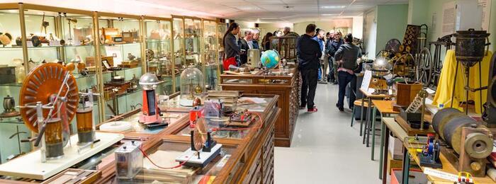 Visite guidée de la galerie des instruments scientifiques, Bâtiment 2, Campus de Beaulieu – Université de Rennes, Rennes
