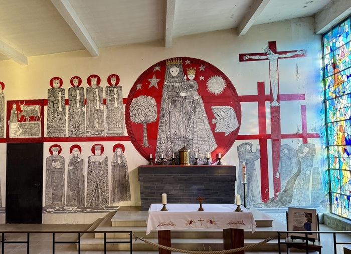 Visite guidée de l&rsquo;église et de ses éléments remarquables : fresque de Maurice Calka et vitraux de Robert Savary, Église Notre-Dame, Stonne
