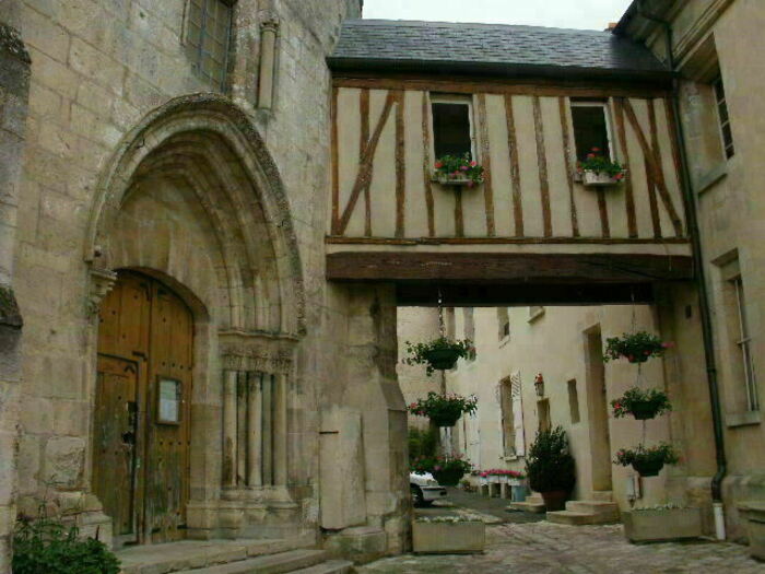 Visite guidée de l'église et du domaine seigneurial de Bazemont Église Saint-Illiers et château Bazemont