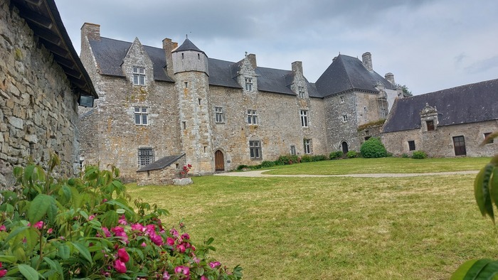 Visite guidée de l'intérieur et de l'extérieur du manoir Manoir du Plessis Josso Theix-Noyalo