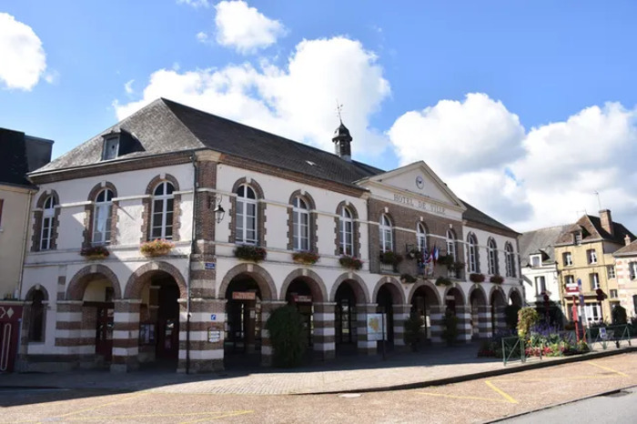 Visite guidée de Longny-au-Perche, Place de l&rsquo;Hôtel de Ville, Longny les Villages