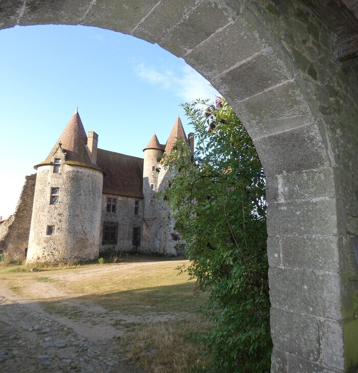 Visite guidée des extérieurs du château de la Chapelle-Bertrand, Château de la Chapelle-Bertrand, La Chapelle-Bertrand