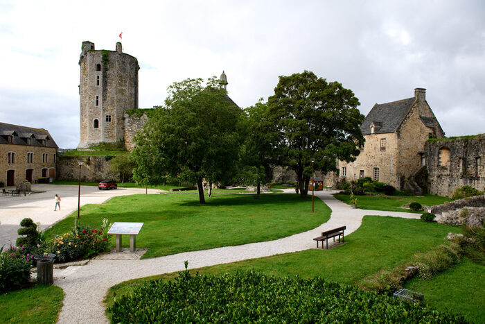 Visite guidée du château, Cour du château, Bricquebec-en-Cotentin