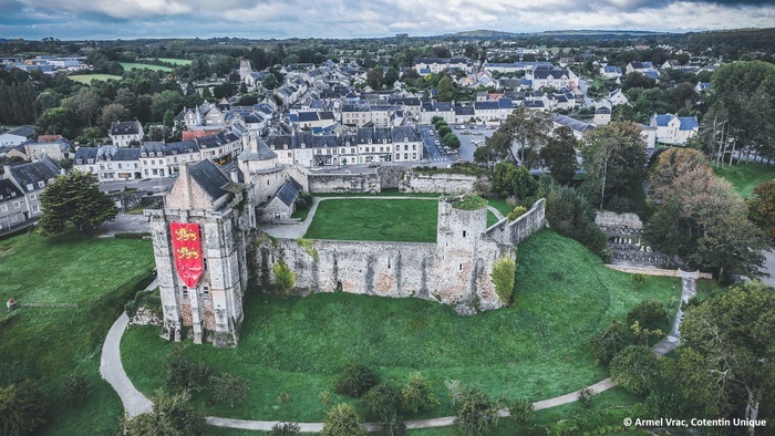 Visite guidée du château Cour du château Saint-Sauveur-le-Vicomte