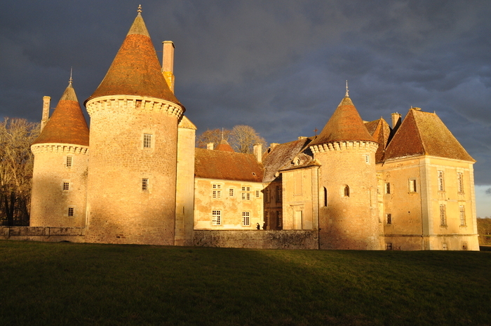 Visite guidée du château d’Epiry en pleine restauration: après la façade Renaissance, la façade XVIIIᵉ dans la cour, Château d’Epiry, Saint-Émiland