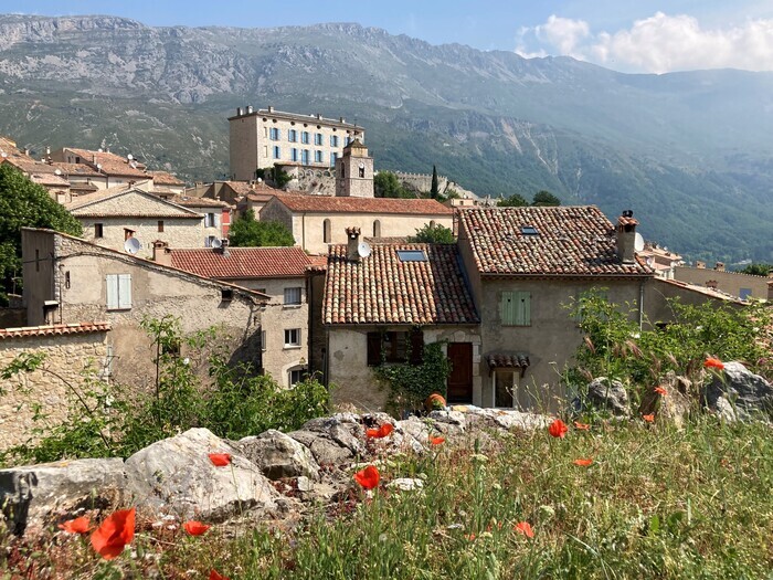 Visite guidée du village de Cipières, Cipières – devant la Mairie, Cipières