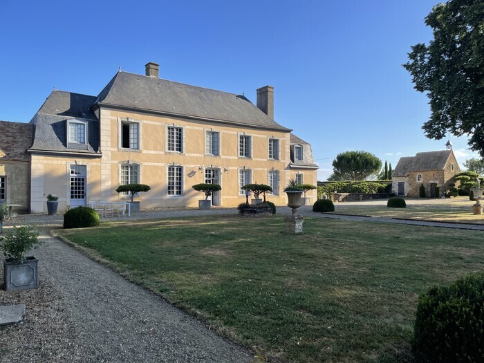Visite guidée d'un ensemble architectural résidentiel et agricole typique mais rare du XVIIIème siècle dans le Maine. Nuyet Savigné-l'Évêque