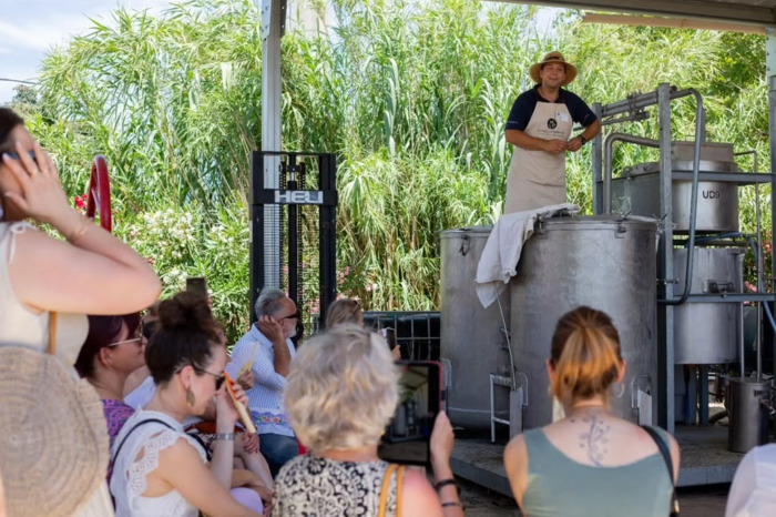 Visite guidée d’une distillerie de lavande, Un mas en Provence, Bellegarde