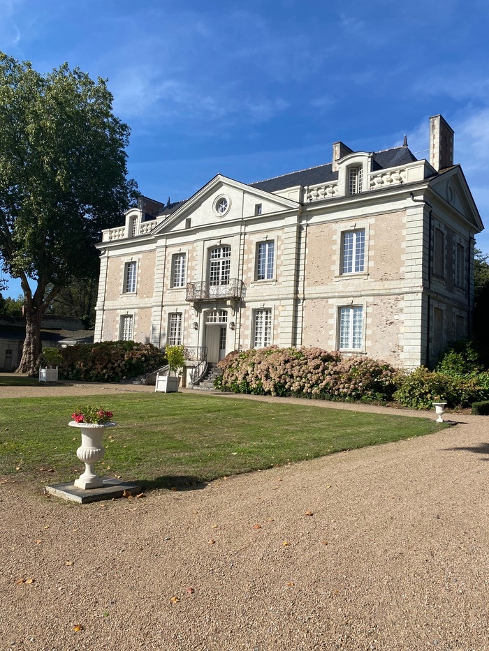 Visite guidée d&rsquo;une propriété du 18ème siècle au confluent de la Loire et de la Maine, Manoir du PETIT SERRANT, La Pointe