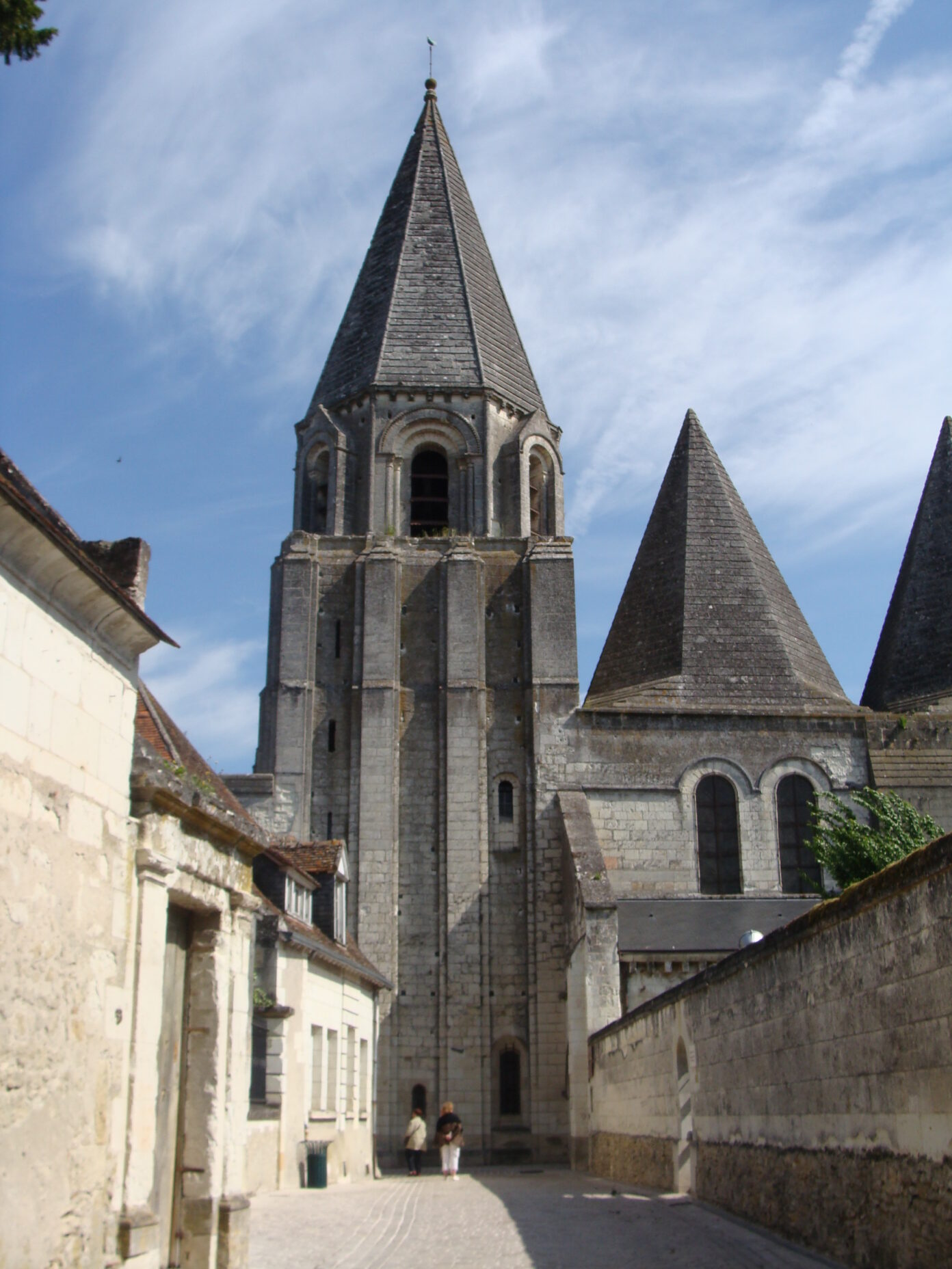 Visite guidée La Collégiale Saint-Ours et ses restaurations récit depuis le Moyen-Âge jusqu’en 2025  Loches