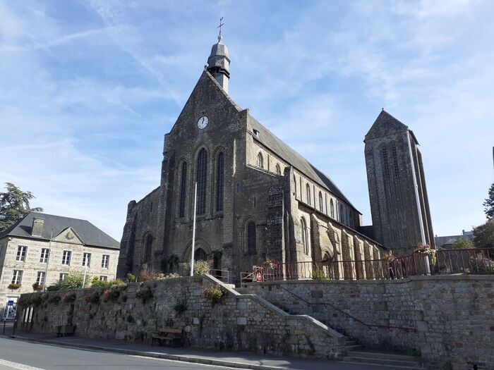 Visite libre de la collégiale de Mortain : découverte d'un joyau historique et spirituel Collégiale Saint-Evroult Mortain-Bocage