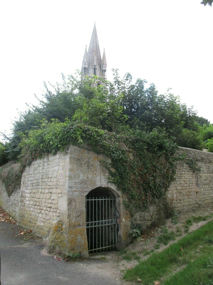 Visite libre de la fontaine, Fontaine Saint-Sulpice, Rots