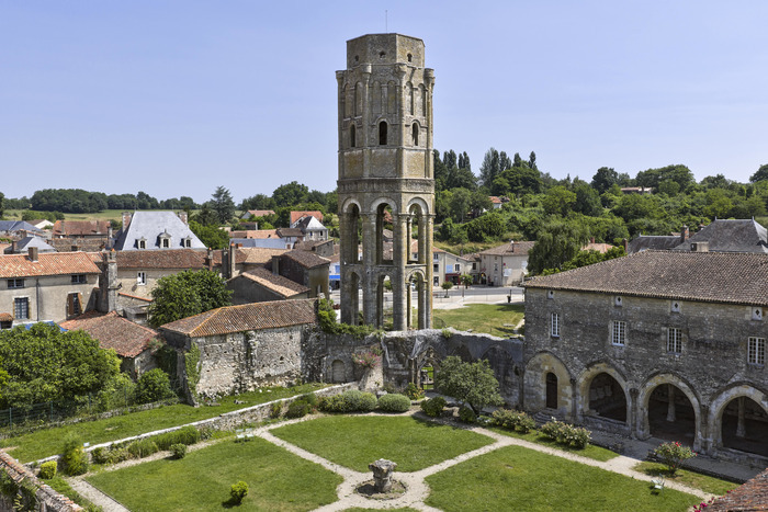 Visite libre de l'abbaye de Charroux Abbaye de Charroux Charroux