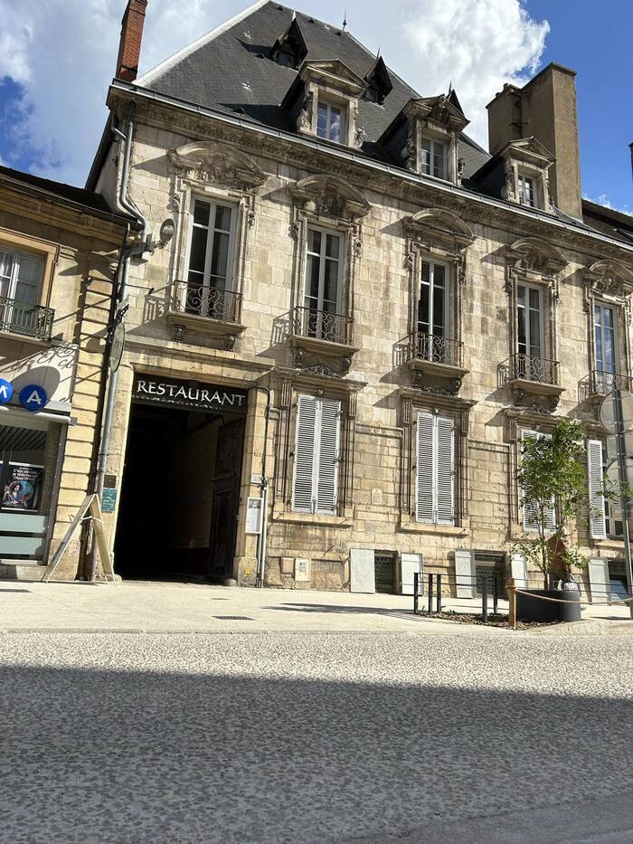 Visite libre du cellier et de la cour de l’hôtel particulier Perreney de Baleure, Visite libre du cellier et de la cour de l’hôtel particulier Perreney de Baleure, Dijon