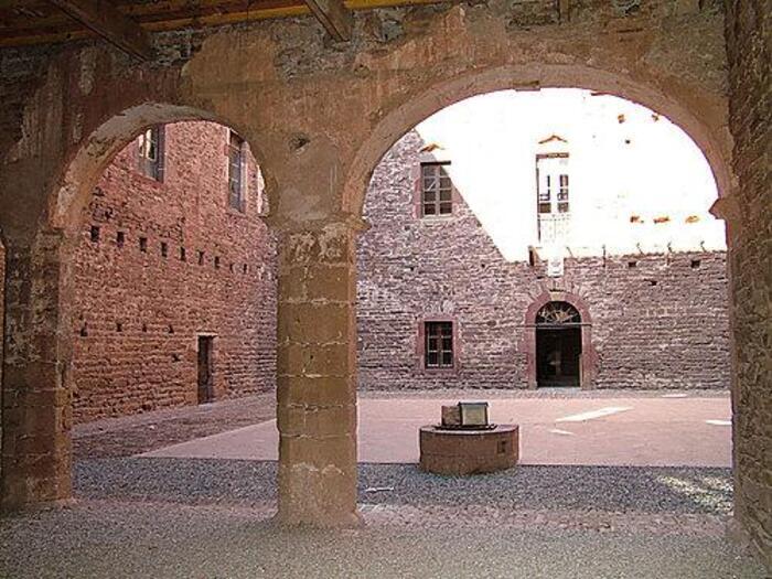 Visite libre du château de Saint-Izaire, Château de Saint-Izaire et musée de l’Archerie, Saint-Izaire